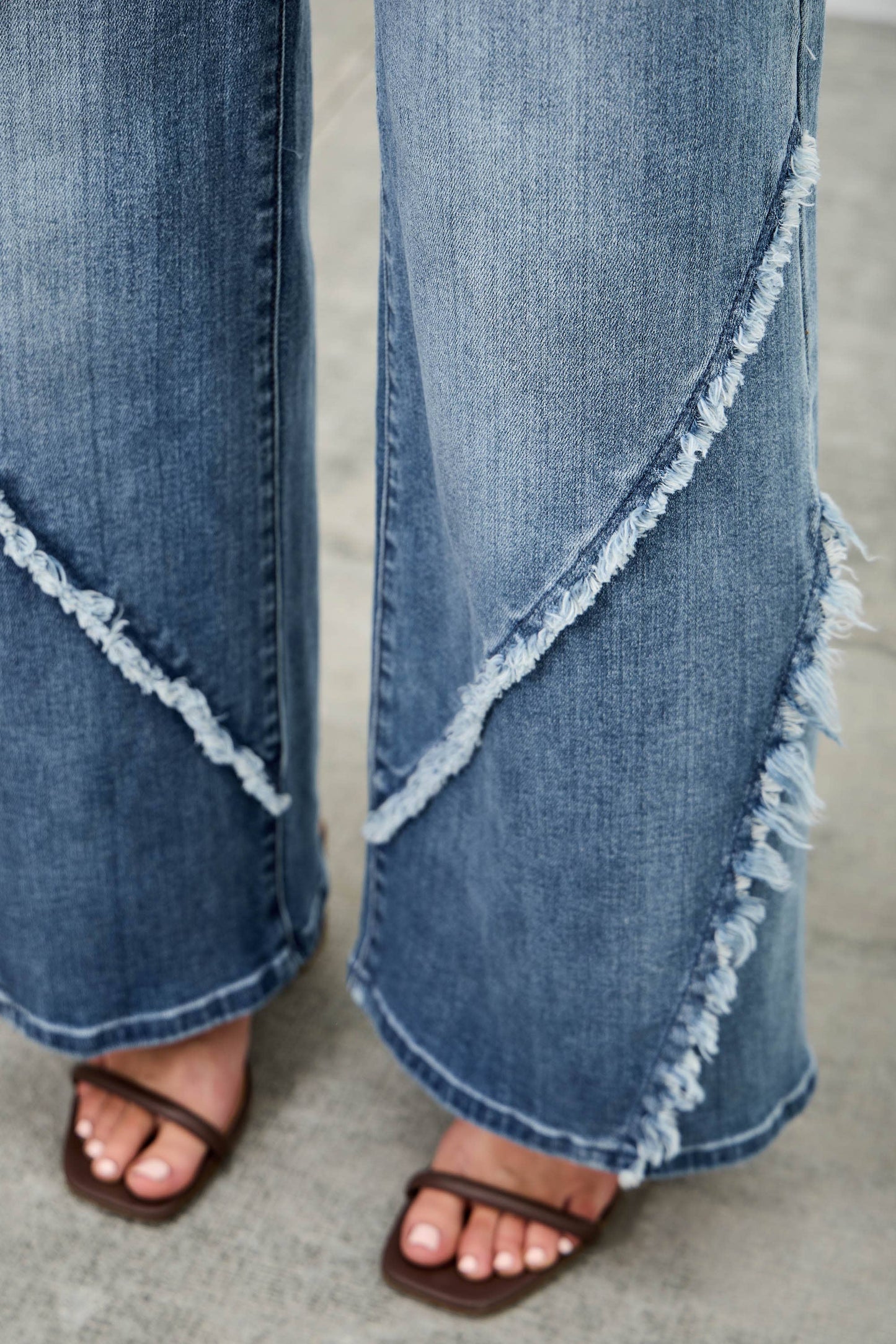 P8212M-MID RISE WIDE FRAYED SEAM