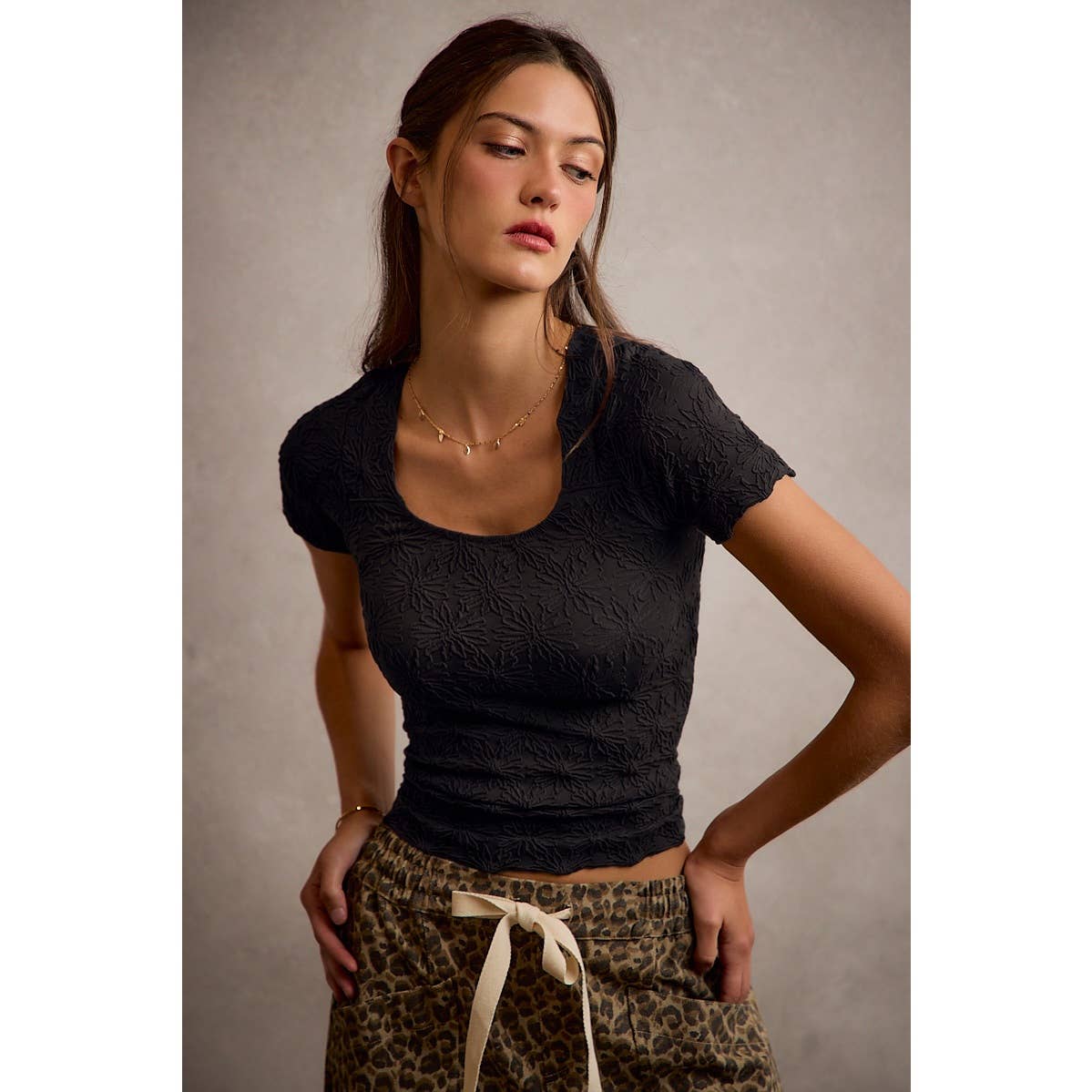 FLORAL PATTERNED TEXTURE SEAMLESS SHORT SLEEVE TOP