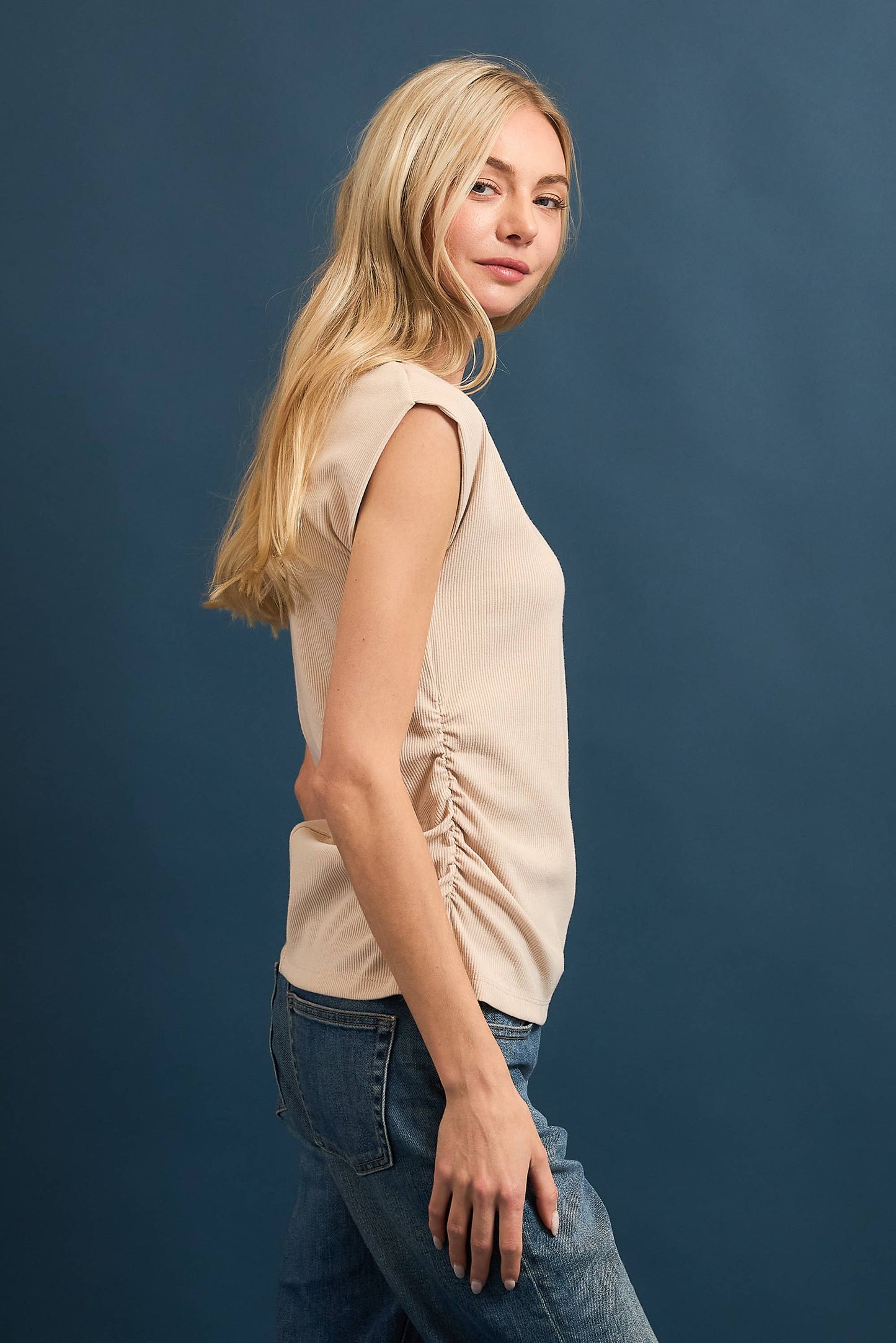RIBBED SIDE RUCHED MUSCLE TOP FWMT3675