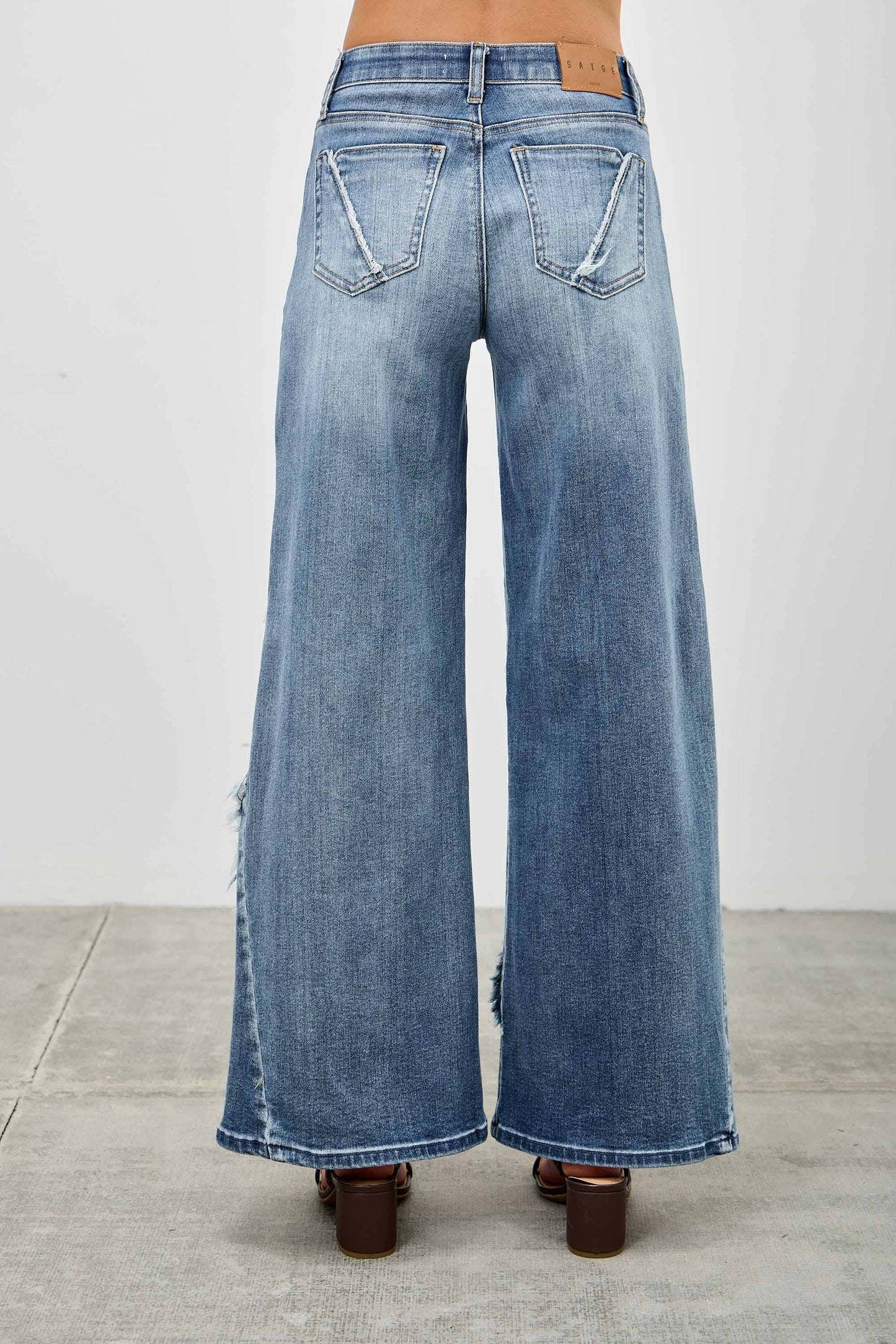 P8212M-MID RISE WIDE FRAYED SEAM