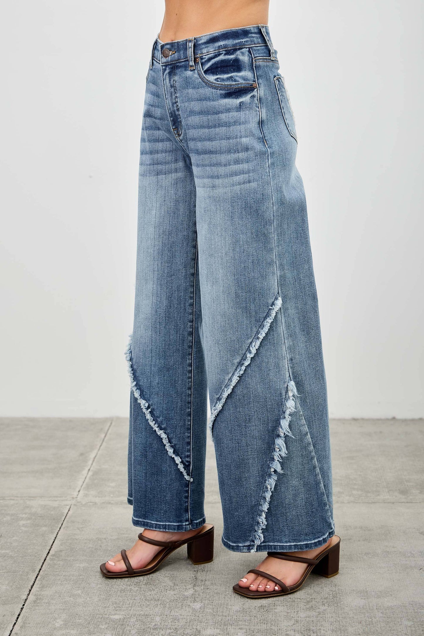 P8212M-MID RISE WIDE FRAYED SEAM