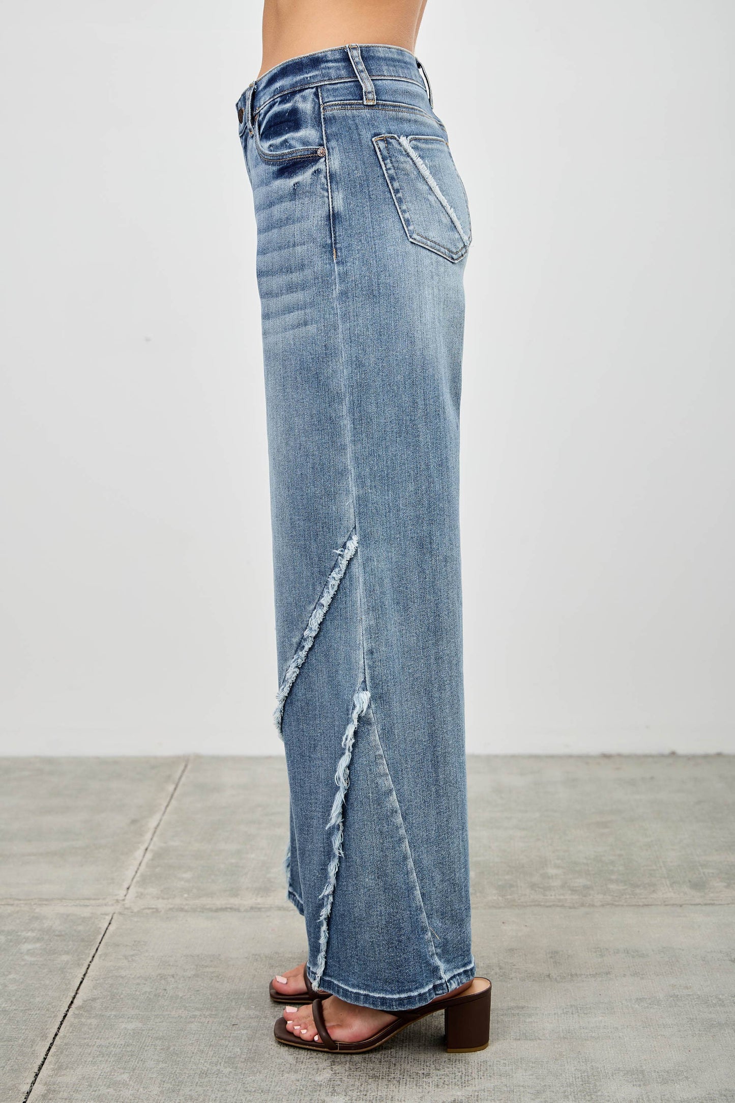 P8212M-MID RISE WIDE FRAYED SEAM