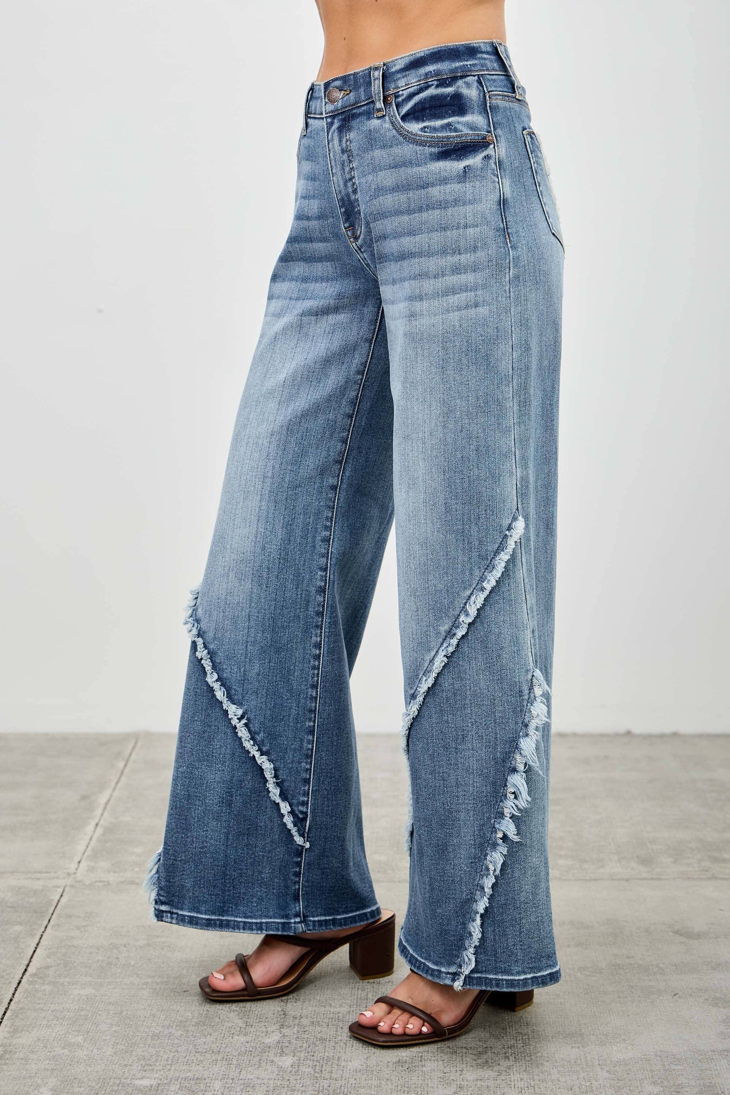 P8212M-MID RISE WIDE FRAYED SEAM